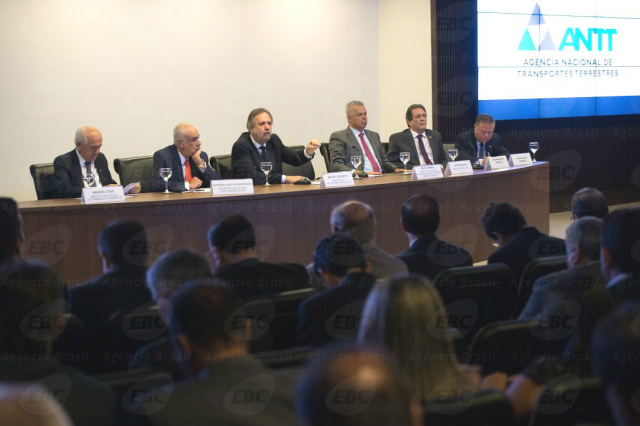 Caminhoneiros e empresários reúnem-se com ministros e parlamentares para discutir melhorias no setor (Foto: Agência Brasil)