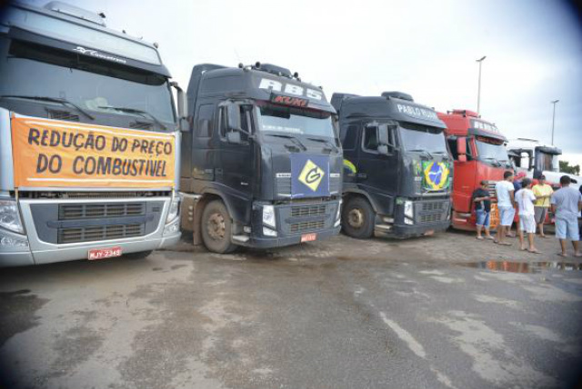 Em fevereiro caminhoneiros foram a Brasília protestar contra o aumento do diesel e apresentar demandas da categoria  (Foto: Agência Brasil)