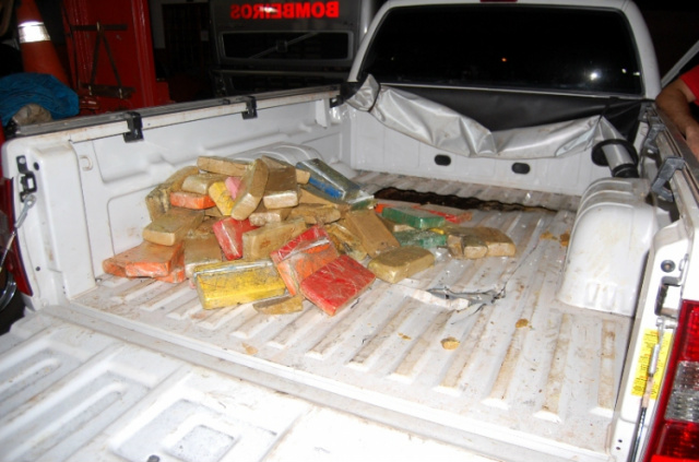 PRF apreende caminhonete com 55 tabletes de droga em Nova Andradina Os patrulheiros constataram que o produto ilícito estava camuflado no assoalho da carroceria do veículo (Foto: Acácio Gomes/Nova News)