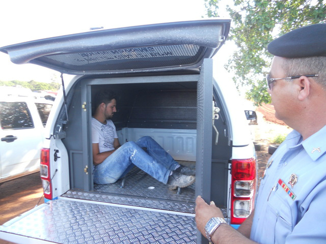 Preso 'maníaco' que abusou de criança, gravou e divulgou imagens Acusado foi entregue a PM e encaminhado para a cadeia (Foto: Divulgação /PM)