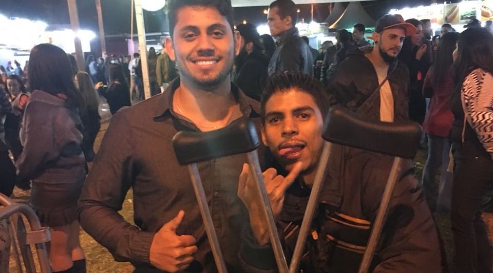 Identificado rapaz que dançou com muletas no show de Alok Alex Sander Nascimento, autor do vídeo, e Dartan Silva Souza. (Foto: Perfil News).