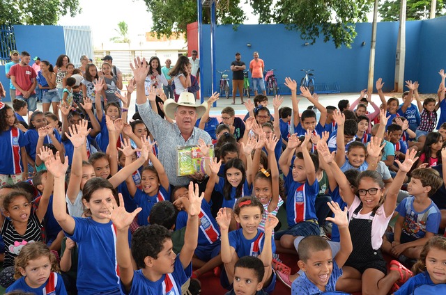 Alunos da Escola Municipal Flausina de Assunção Marinho recebem mais de 400 kits escolares Estiveram presentes na cerimônia da Escola Municipal “Flausina de Assunção Marinho” o prefeito, Angelo Guerreiro, a secretária Municipal de Educação e Cultura (Foto/Assessoria)