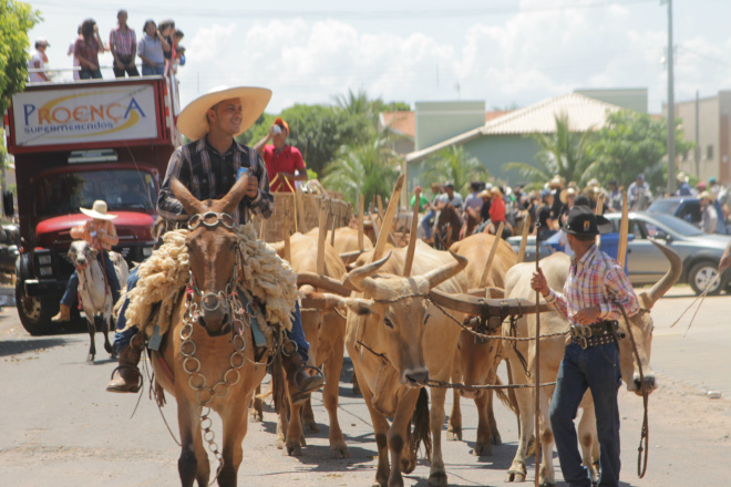 Comitivas feitas de carros de bois passaram pelo centro de Três Lagoas, atraindo a atenção das pessoas (Fotos: Ricardo Ojeda)