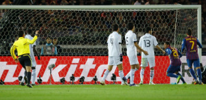 Barcelona arrasa com 3 gols de brasileiros e encara Santos na final Adriano aproveita bobeira do goleiro Mohamed, do Al Sadd, para marcar o primeiro gol
Foto: UOL