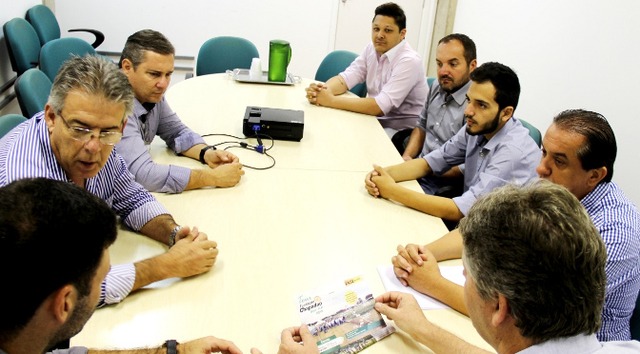 Nesta quinta-feira (15), o prefeito Ronaldo Miziara se reuniu com o secretário de Estado de Meio Ambiente, Desenvolvimento Econômico, Produção e Agricultura Familiar, Jaime Verruck, e representantes do grupo Ramassol – indústria de esquadrias e estruturas metálicas. (Foto: Divulgação)