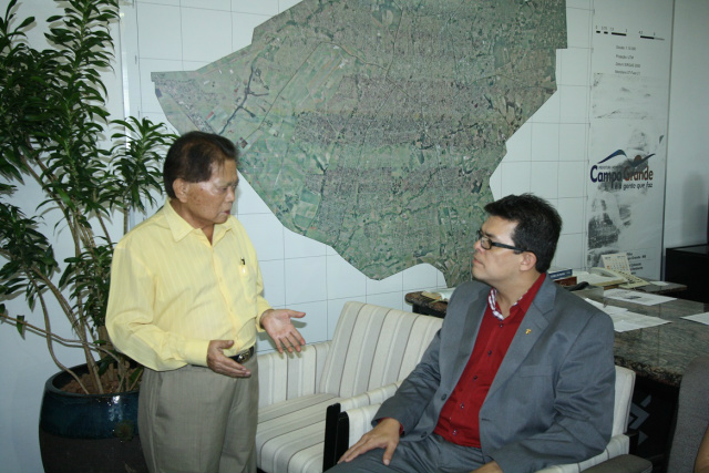 Akira Otsubo e integrantes da Colônia Japonesa manifestam apoio ao prefeito de Campo Grande, Gilmar Olarte O prefeito Gilmar Olarte agradeceu a visita de Otsubo e dos representes da Associação (Foto: Divulgação/Assecom)