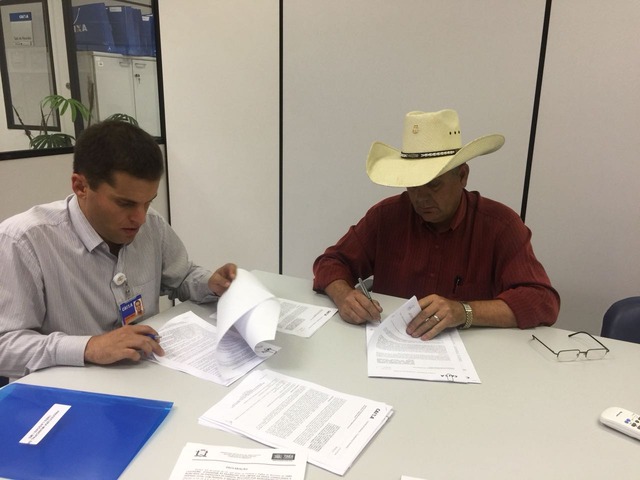 Conforme Guerreiro, os caminhões darão apoio à mecanização agrícola da agricultura familiar de Três Lagoas com a manutenção das estradas (Foto/Assessoria)