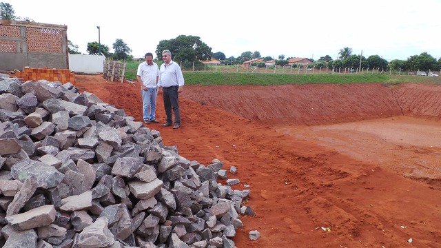 Na imagem acima, o piscinão que está sendo construído na Vila Alegra, que vai absorver a águas de drenagem das ruas Egidio Thomé, com a avenida Padre João Tomés. Depois de concluída a obra, a via será pavimentada (Foto: Lucas Gustavo)
