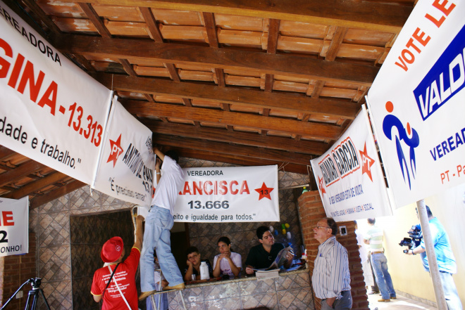 Petistas decoram varanda da sede do PT com faixas de candidatos do chapão e da chapinha, esperando definição do PSB. (Fotos: Edmir Conceição)