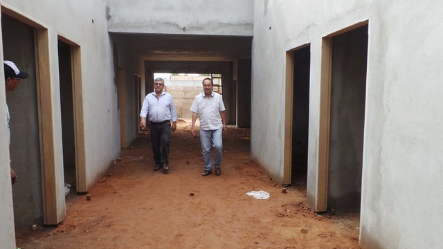 Visita à obra da Unidade Básica de Saúde, do bairro Chácara Eldorado  que foi iniciada em fevereiro deste ano, enquanto o cronograma prevê entregar a obra em dezembro (Foto: Lucas Gustavo)
