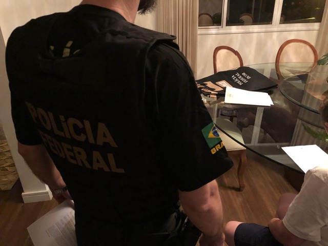 Policiais durante cumprimento de mandados. - Foto: PF