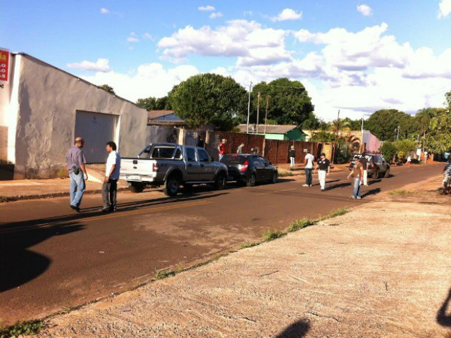 Polícia no local em que o corpo de Erlon Bernal foi encontrado (Foto: Gabriela Pavão/ G1 MS)