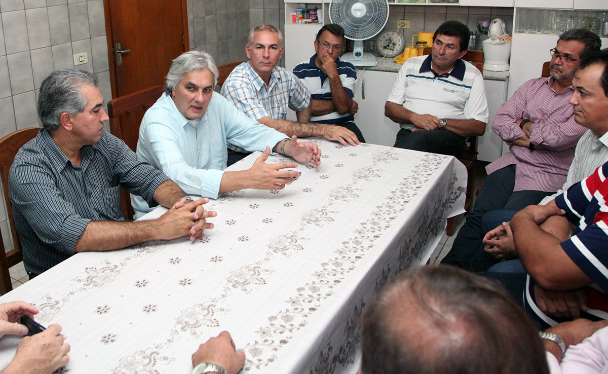 Inocência e Chapadão receberão R$ 1,4 milhão anunciados por Delcídio Em Inocência, Delcídio e Reinaldo se reuniram com prefeitos e vereadores da região (Foto: Assessoria)