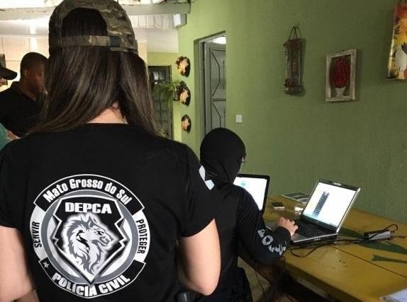 Policiais fazem varredura em computadores em Campo Grande. Foto: Divulgação