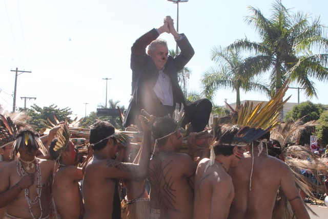 Desfile cívico marca aniversário de 102 anos de Três Lagoas O prefeito Angelo Guerreiro foi carregado pelos índios da comunidade Indígena de Santo Anastácio, que vieram à cidade a convite para participar do Desfile Cívico (Foto: Flávio Veras)