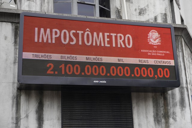 Impostômetro da ACSP (Associação Comercial de São Paulo) registra a marca de R$ 2,1 trilhões, nesta quarta (21). O Impostômetro é o painel eletrônico instalado na sede da ACSP, na rua Boa Vista, no centro da capital paulista, que marca, em tempo real, quanto os contribuintes pagam em tributos aos governos federal, estaduais e municipais. (Foto: Cris FagaFolhapress)