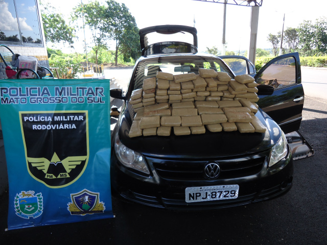O veículo e a droga foram encaminhados para a delegacia de Polícia Civil (Foto: Divulgação/PMRE)