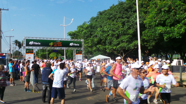 Corrida "O Valor da Vida" arrecada mais de quatro toneladas de alimentos Quantidade de participantes no evento deste ano superou as expectativas dos organizadores que comemoram também a quantidade de alimentos e fraldas arrecadadas (Foto: Ricardo Ojeda)
