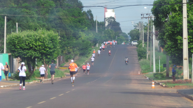 Corrida "O Valor da Vida" arrecada mais de quatro toneladas de alimentos Competidores na prova de 10 quilômetros durante todo o percurso foram acompanhados por equipes da Polícia Militar, enquanto soldados do Exército controlaram o trânsito (Foto: Ricardo Ojeda)