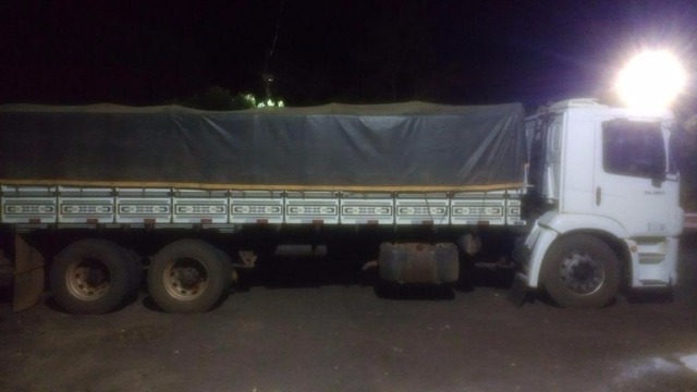O caminhão foi abordado no município de Paranaíba (Foto/Assessoria)