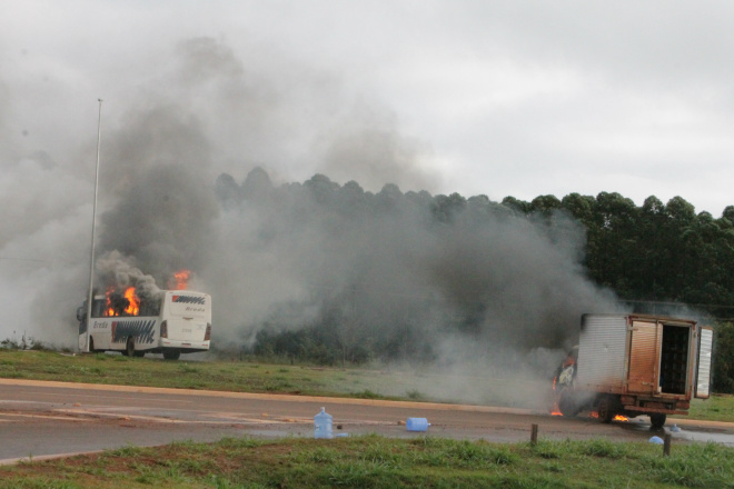 Manifestantes radicalizam e incendeiam veículos em rodovia Revoltados, manifestantes colocaram fogo em dois veículos utilitários (Fotos: Perfil News)