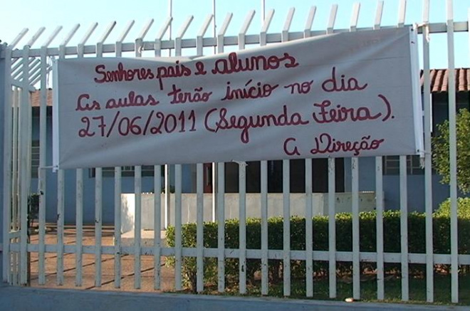 Um faixa na entrada da escola informa que as aulas retornarão ao normal na próxima segunda
Foto: Anderson Duarte