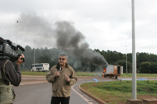 Equipe do Perfil News e do programa Picarelli com Você acompanhou passo a passo o inicio das manifestações que interditou a BR 158 (Foto:Perfil News)