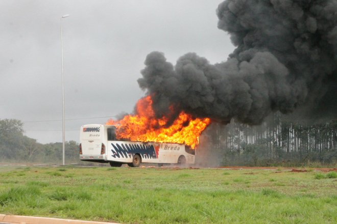 ônibus que transportava os trabalhadores foi incendiado pelos manifestantes (Foto: Ricardo Ojeda/Perfil News)