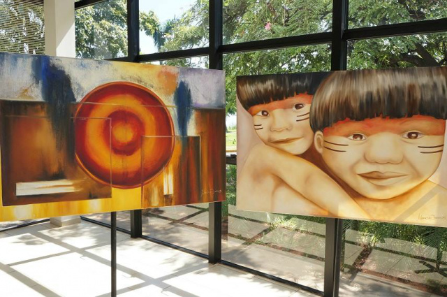 Estão expostas na Biblioteca Municipal 18 telas com as temáticas figurativo (cubismo), abstrato (formas geométricas) e floral, utilizando as técnicas de aquarelado e espatulado (Foto: Divulgação/Assecom)