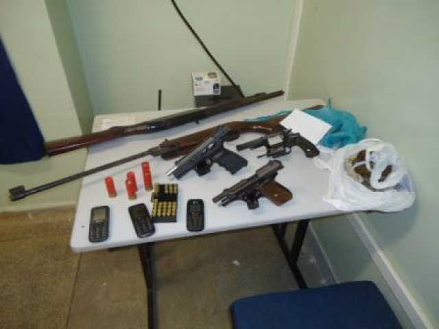 SIG apresenta à imprensa associação criminosa presa com armas de grosso calibre A motivação do crime seria uma vingança por conta do homicídio de um membro da mesma associação ocorrida no início do ano, também com disparos de pistola calibre 9mm (Foto: Policia Civil)