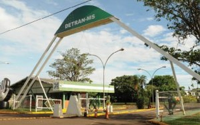 Detran atende hoje e amanhã, depois só na próxima segunda-feira Quem precisa dos serviços do Detran precisa correr; órgão terá semana curta com o feriadão
