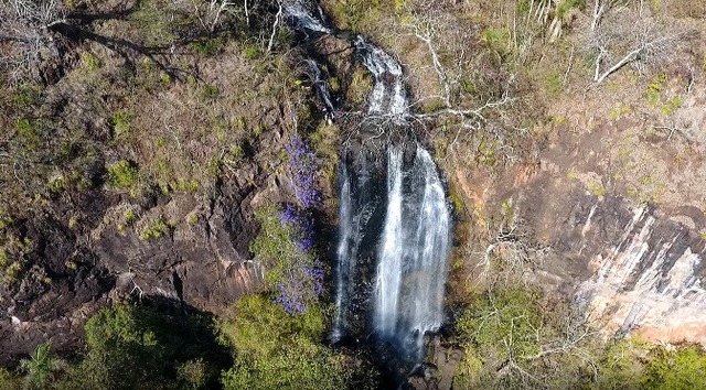 Cachoeira, em Sidrolândia, é um dos atrativos turísticos do Caminho dos Ipês. Foto: Rafael Brites