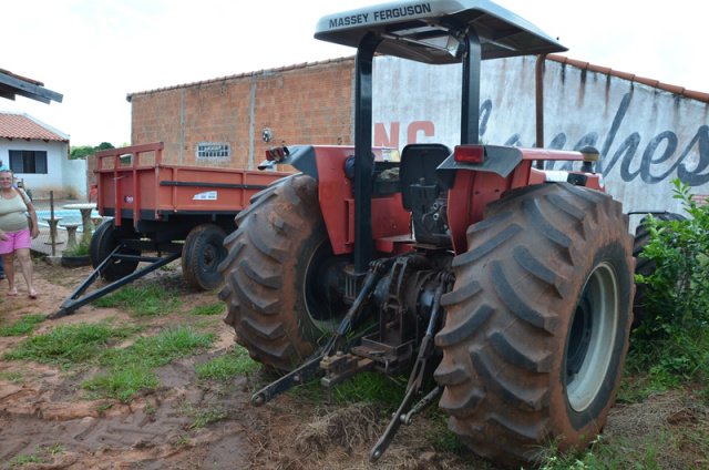 A administração municipal cede os maquinários para que o produtor de Arapuá possa tratar sua terra (Foto: Divulgação)