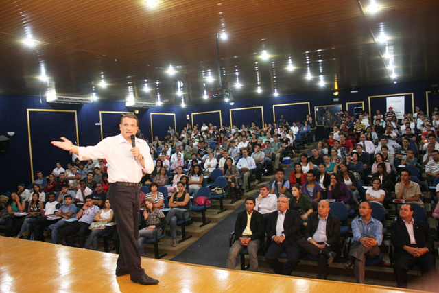 Roberto Cabrini durante o Sétimo Encontro de Jornalistas de Mato Grosso do Sul, em Três Lagoas