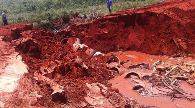 Em Itaquiraí, grande volume de água provocado pelo excesso de chuva no início do ano destruiu a tubulação que canalizava o córrego Filomena, provocando a interdição da estrada Erechim, na zona rural do município (Foto: Arquivo/Defesa Civil de MS/Divulgação)