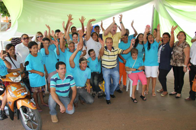 Deputado Eduardo Rocha é homenageado por alunos da APAE de Inocência O reconhecimento deste empenho veio neste final de semana através de um gesto carinhoso das crianças, jovens e adultos atendidos pela APAE do município (Foto: Divulgação/Assecom)
