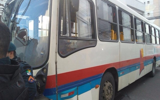 Cantora de Forró Eliza Clivia e o marido morrem em acidente de carro no Centro de Aracaju, diz produtor Ônibus que bateu no carro em que estava a cantora. (Foto: Ana Fontes/TV Sergipe)