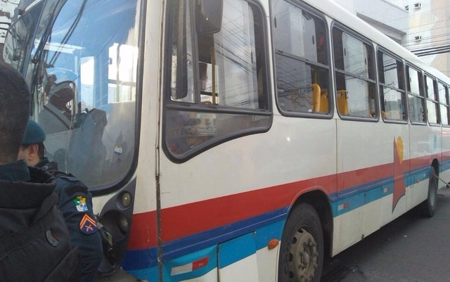 Ônibus que bateu no carro em que estava a cantora. (Foto: Ana Fontes/TV Sergipe)