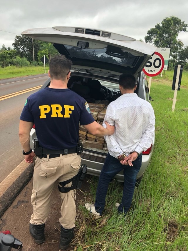 Suspeito é preso em MS com quase 1 tonelada de maconha e 18 kg de cocaína em carro clonado de SP Jovem é preso em flagrante por tráfico em rodovia de MS (Foto: PRF/Divulgação)