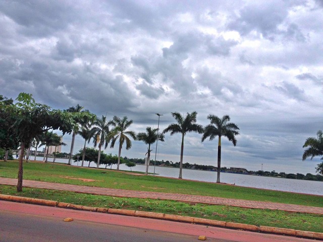 Tempo amanheceu fechado em Três Lagoas. (Foto: Gisele Berto / Perfil News).
