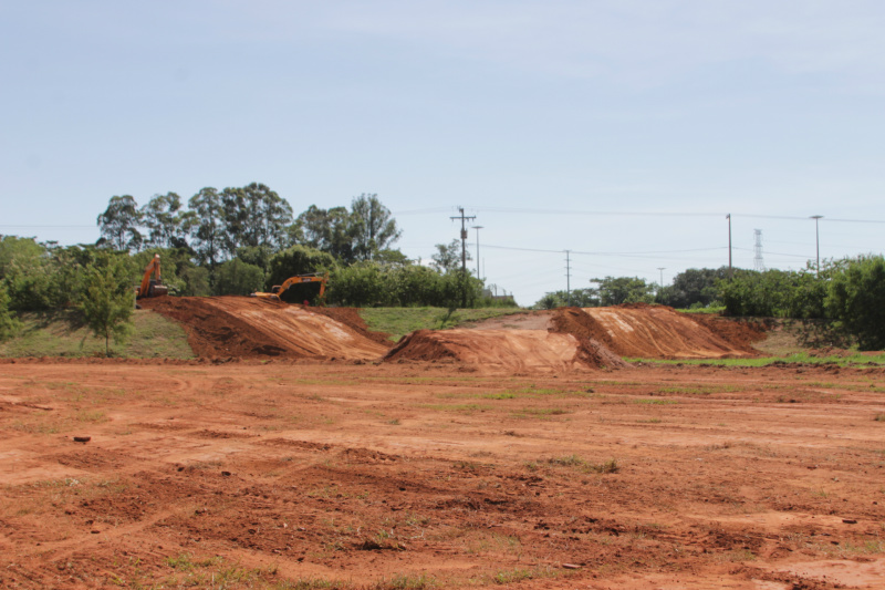 Máquinas trabalham no espaço que está sendo ampliado no Arena Mix, com construção de curvas e rampas (Foto: Léo Lima)