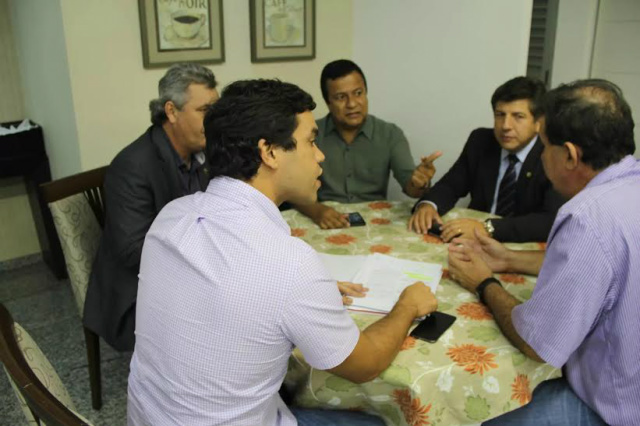 Rocha discute com o presidente da comissão, deputado Amarildo Cruz e demais integrantes da comissão a respeito das ações com respeito à Cesp (Foto: Divulgação)