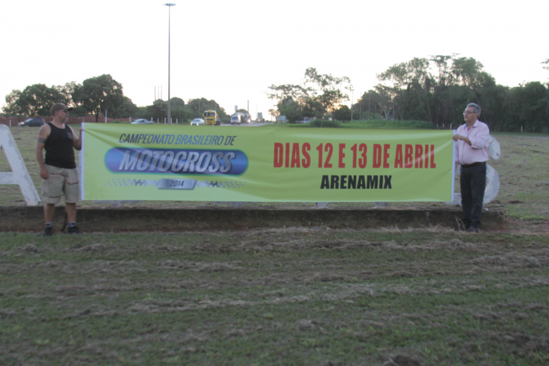 Promotor Antônio Carlos e jornalista Ricardo Ojeda estendem uma faixa na entrada de Três Lagoas (Foto: Léo Lima)