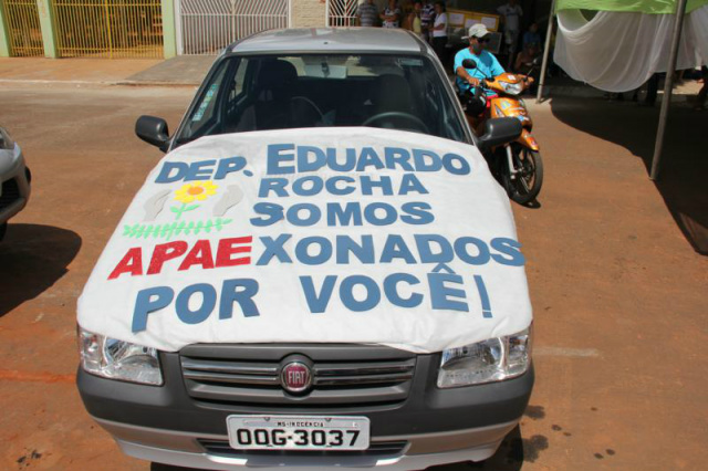Deputado Eduardo Rocha é homenageado por alunos da APAE de Inocência A APAE do município foi contemplada com um veículo em 2013 (Foto: Divulgação/Assecom)