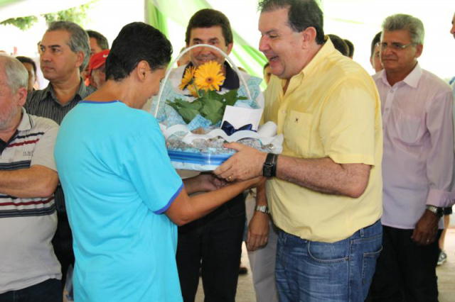Deputado Eduardo Rocha é homenageado por alunos da APAE de Inocência Os alunos entregaram ao deputado um kit com alguns mimos e cartinhas de agradecimento, escritas pelos alunos (Foto: Divulgação/Assecom)