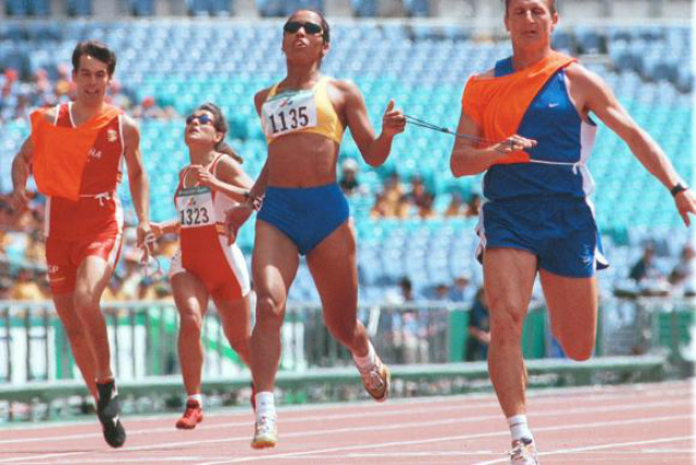 Ádria Santos na Paralimpíada de Sydney, em 2000. (Foto: Divulgação/Acervo pessoal/João Batista Carvalho e Silva)