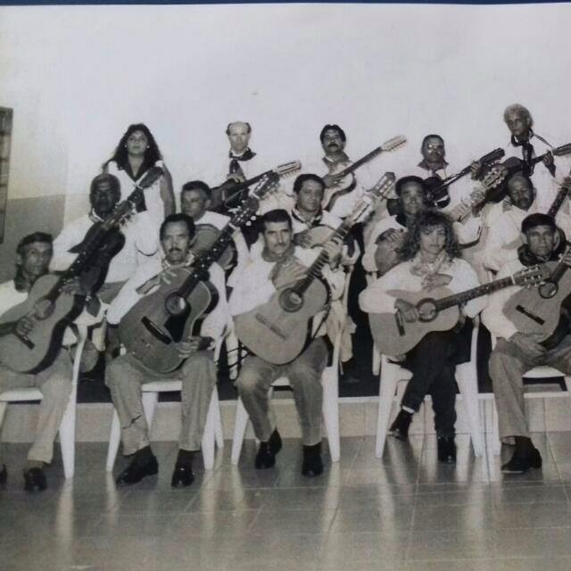 Há 22 anos Orquestra de Violeiros canta o Mato Grosso do Sul e encanta Foto de uma das primeiras formações da Orquesta de Violeirosde Três Lagoas. Na fila superior, do lado esquerdo, Cidinha Mariano (Foto: Arquivo Pessoal)