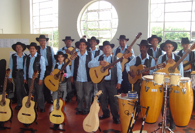 Há 22 anos Orquestra de Violeiros canta o Mato Grosso do Sul e encanta Foto antiga de outra formação da Orquestra de Violeiros (Foto: Arquivo Pessoal)