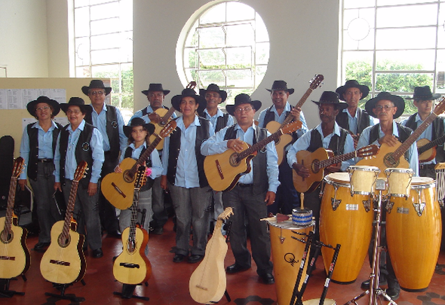 Foto antiga de outra formação da Orquestra de Violeiros (Foto: Arquivo Pessoal)