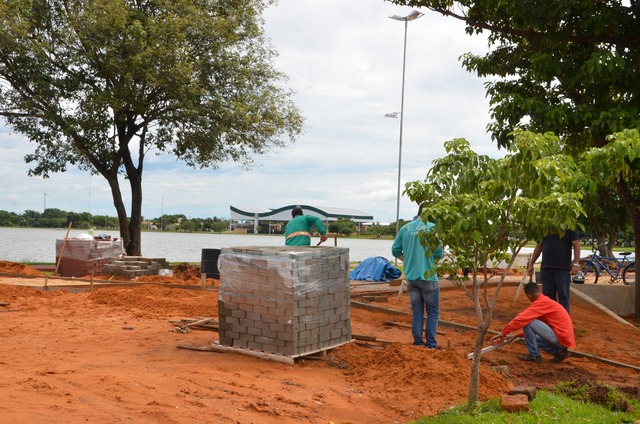 Além da calçada, guias danificadas por quedas de árvores e alagamentos estão sendo reconstruídas (Foto:Assessoria)